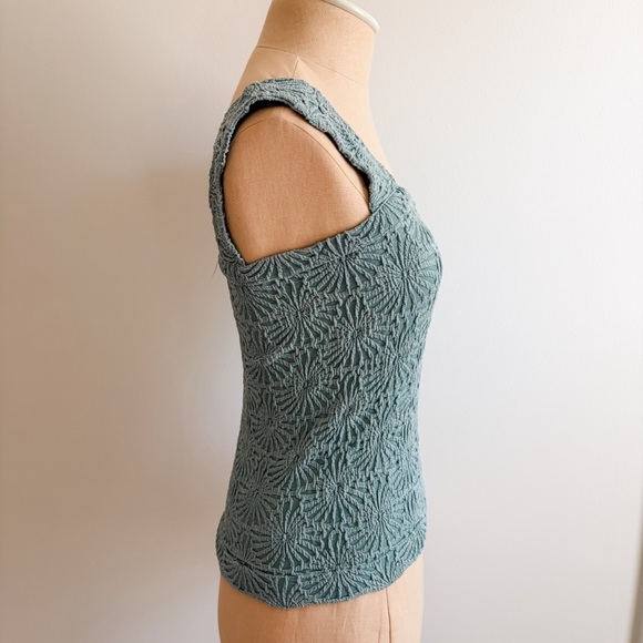 Textured Green Cropped Tank Top - Picture 4 of 9